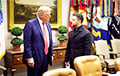 Зеленский вручил Трампу подарок, переданный воином ВСУ