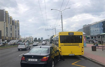 У Менску BMW рэзнуўся ў аўтобус, які высаджваў пасажыраў на прыпынку