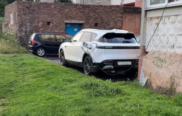 Балкон, провад і мяшок: беларус прыдумаў арыгінальны блок сілкавання для электракара