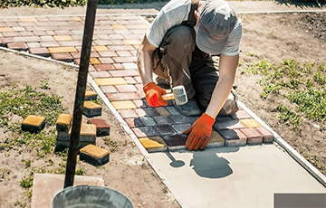 Плитку в гомельских школах вместо рабочих клали учителя