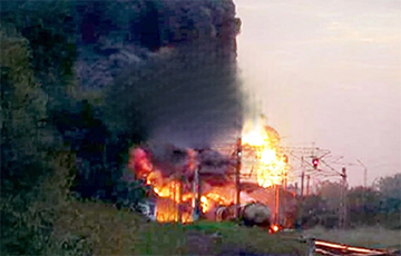 Взрывы в Крыму: уничтожены поезд с горючим и ж/д подстанция