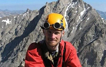 Расейскі айцішнік на судзе падняў плакат «Пуцін - х…йло»