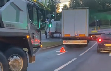 Первая авария на «алмазной развязке» в Минске вызвала споры водителей