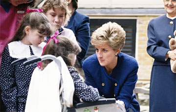 В Лондоне вскрыли капсулу времени, которую почти 35 лет назад заложила принцесса Диана