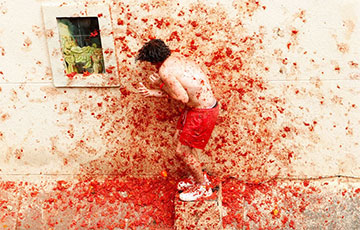 Ежегодная помидорная битва собрала тысячи людей в Испании