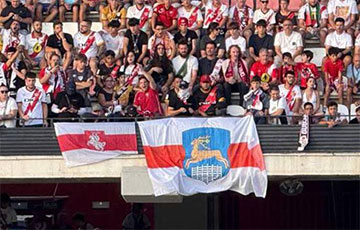 Белорусы с бело-красно-белыми флагами поддерживают «Неман» в матче против «Райо Вальекано»