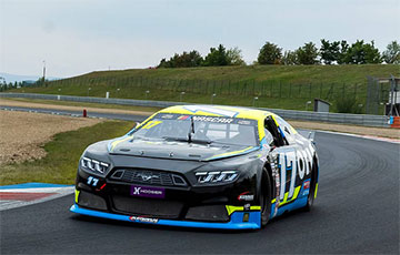 Президент Чехии прокатился на гоночном автомобиле