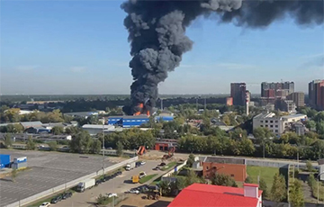 Под Москвой мощно горит химзавод