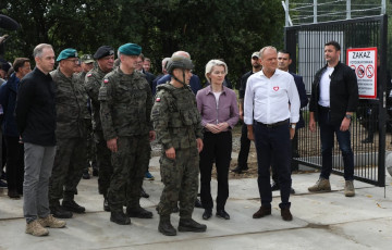 Во время приезда Туска и фон дер Ляйен на границу с Беларусью появились солдаты с ружьями