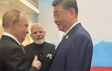 Путин лежит и хвостиком помахивает