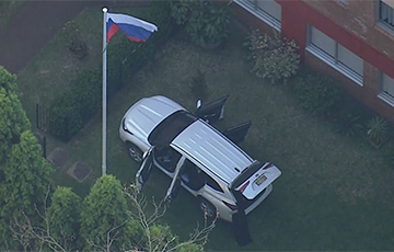 Мужчина на внедорожнике протаранил ворота генконсульства России в Сиднее