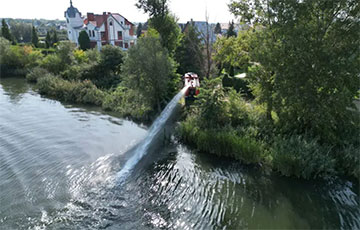 В Бресте машины МЧС поливают озеро