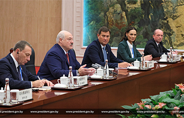 Как Лукашенко «гнул спину» перед Си в Китае