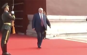 150-килограммовый  Лукашенко прохромал в Пекине в расстегнутом пиджаке