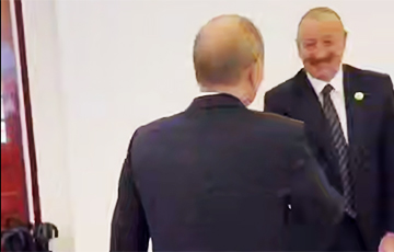 СМИ показали, как Алиеву и Путину пришлось здороваться в Пекине