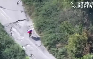 В Купянске переодетые в гражданское оккупанты развернули флаг РФ