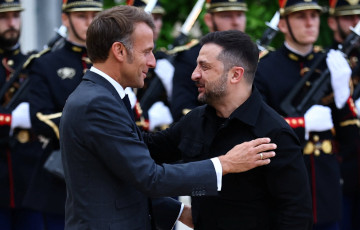 Зеленский прибыл во Францию на саммит «коалиции желающих»