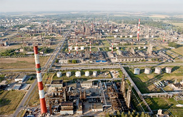 Беспилотники атаковали один из крупнейших НПЗ в России