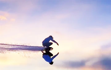 Серфер покорил озеро, в котором небо отражается в воде