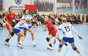 Беларускія гандбалісткі дабіліся гістарычнай перамогі над камандай Расіі