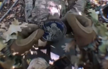 Боец ВСУ высмеял пафосный шеврон россиянина