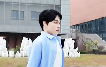 В Китае в институт поступил робот-гуманоид