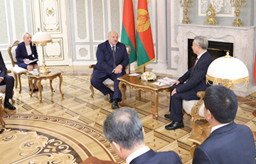 Лукашенко осталось только показывать карты