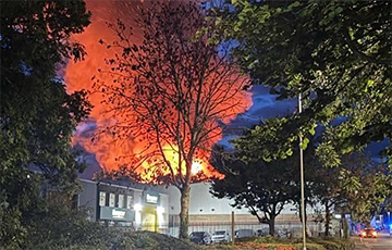 В Великобритании вспыхнул масштабный пожар после мощного взрыва на складе