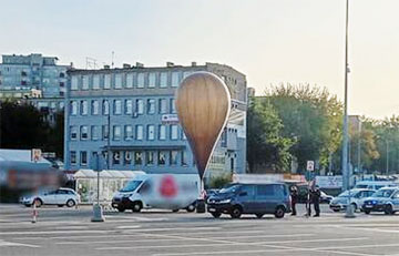 Воздушный шар приземлился прямо на парковке в Белостоке и напугал местных жителей