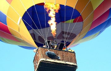Под Минском воздушный шар приземлился прямо на дорогу