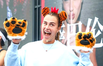 Арина Соболенко надела в Китае обруч с короной и ушами тигра