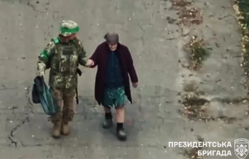 Украинские воины под огнем вывели бабушку в зону эвакуации