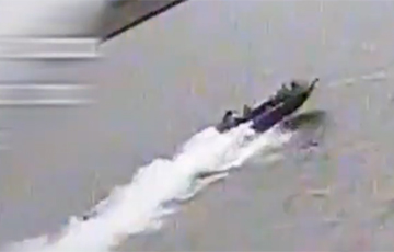 Магутны ўдар па маторнай лодцы акупантаў паказалі на відэа