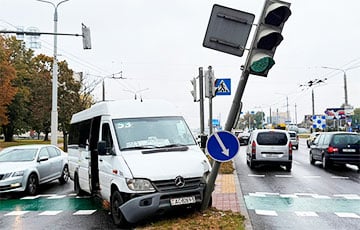 На минской Немиге маршрутка влетела в столб