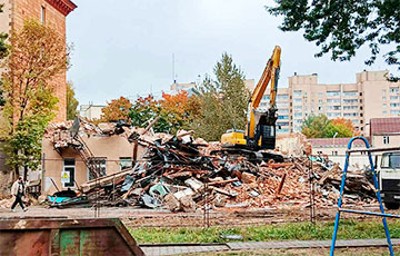 Историческое здание в центре Минска снесли бульдозерами