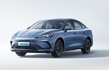 В Китае представили дешевый гибридный седан с запасом хода 2000 км