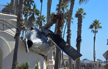 Вертолет врезался в пальмы у побережья Калифорнии во время фестиваля
