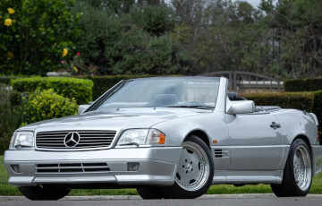 На аукцион выставили уникальный Mercedes 90-х с огромным двигателем от суперкара