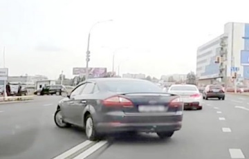 Странный маневр на дороге в Минске: разворот через две сплошные