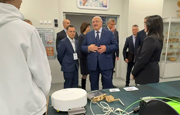 Лукашенко показали странный белорусский робот-пылесос