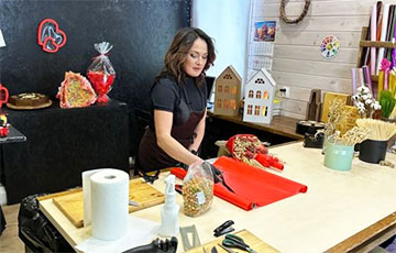 «Девушка заказала своей подруге на 45 лет букет из тонометра, витаминов и таблеток»