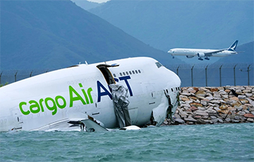 Hong Kong Plane Crash: Emirates Plane Crashes Into The Sea