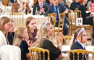 Массовку на выступлении Путина нарядили в кокошники