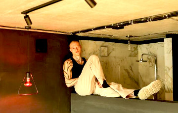 Родившийся в США белорус сделал уникальный ремонт в минской квартире и собирает миллионы просмотров