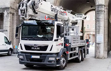 Немецкая компания сделала рекламу после использования ее подъемника в ограблении Лувра