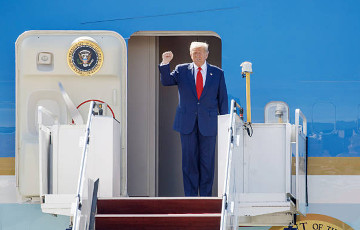 Трамп исполнил зажигательный танец прямо на аэродроме по прибытию в Малайзию