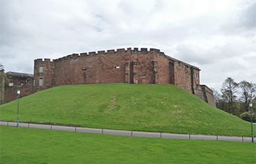 В средневековом английском замке появилась загадочная фигура в капюшоне