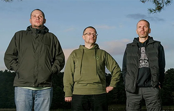 Их задерживали вооруженные люди