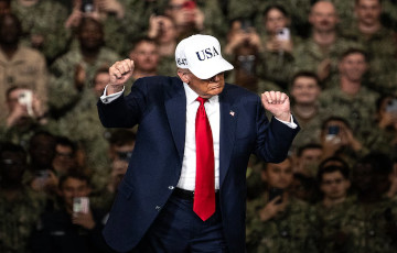 Трамп станцевал перед военными моряками на авианосце «Джордж Вашингтон»