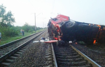В оккупированном Крыму фура упала с моста на ж/д пути